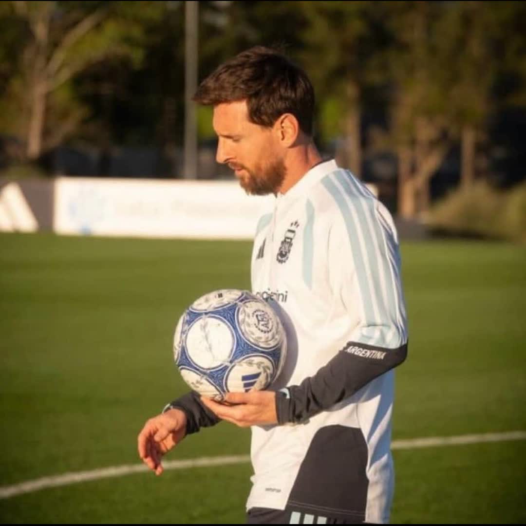 Post by Pizz Michael: 🤍Leo Messi after his last training session with Argentina:"Special moments I'm sure I'm gonna miss.❤️‍🩹 @zoomfx...