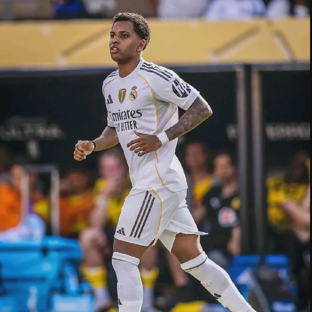 Post by Rodry Goes: Estamos en semifinales de la Copa del Mundo. Quedan dos para nuestro objetivo 🙏🏾 HALA MADRID 🤍