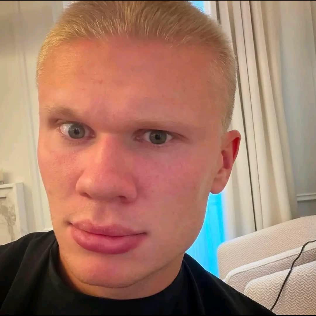 Post by Jolly MD: Haaland’s iconic long hair? 𝐆𝐎𝐍𝐄. 😳✂️ Erling announcement: 𝐬𝐡𝐨𝐫𝐭 𝐡𝐚𝐢𝐫, 𝐝𝐨𝐧’𝐭 𝐜𝐚𝐫𝐞 💇🏼‍♂️😂...