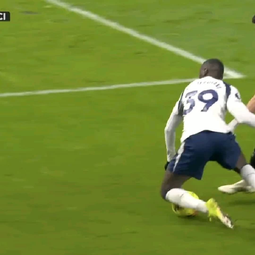 Post by Sport News Ethiopia: 📸 - TOTTENHAM WANTS A PENALTY! NOT GIVEN! #buzzer #viral #sports #Daily #buzzer_fan_official #football #trending...