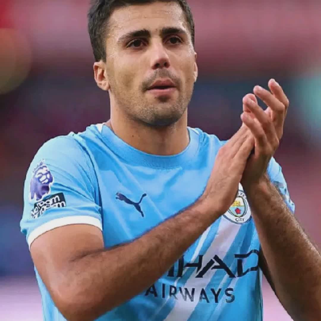 Post by Abdulmalik Mohammed: 🚨 𝐁𝐑𝐄𝐀𝐊𝐈𝐍𝐆: Rodri is NOT taking part in today's group session, reports Daily Mail. 🔵⚠️