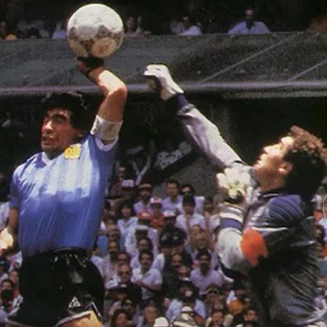 Post by Confident Bmw: Osim nogu, služile su ga i ruke @ #buzzer #sports #Daily #football #soccer #maradona #Goat