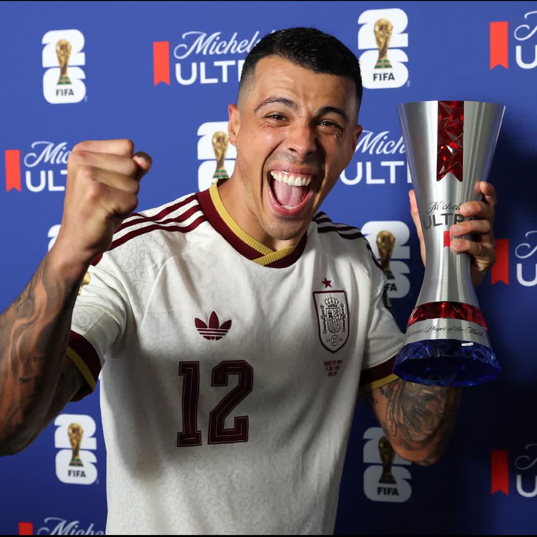 Post by Fabrizio Romano: 🚨🇪🇸 Pedro Porro with his MOTM Award. 🤗