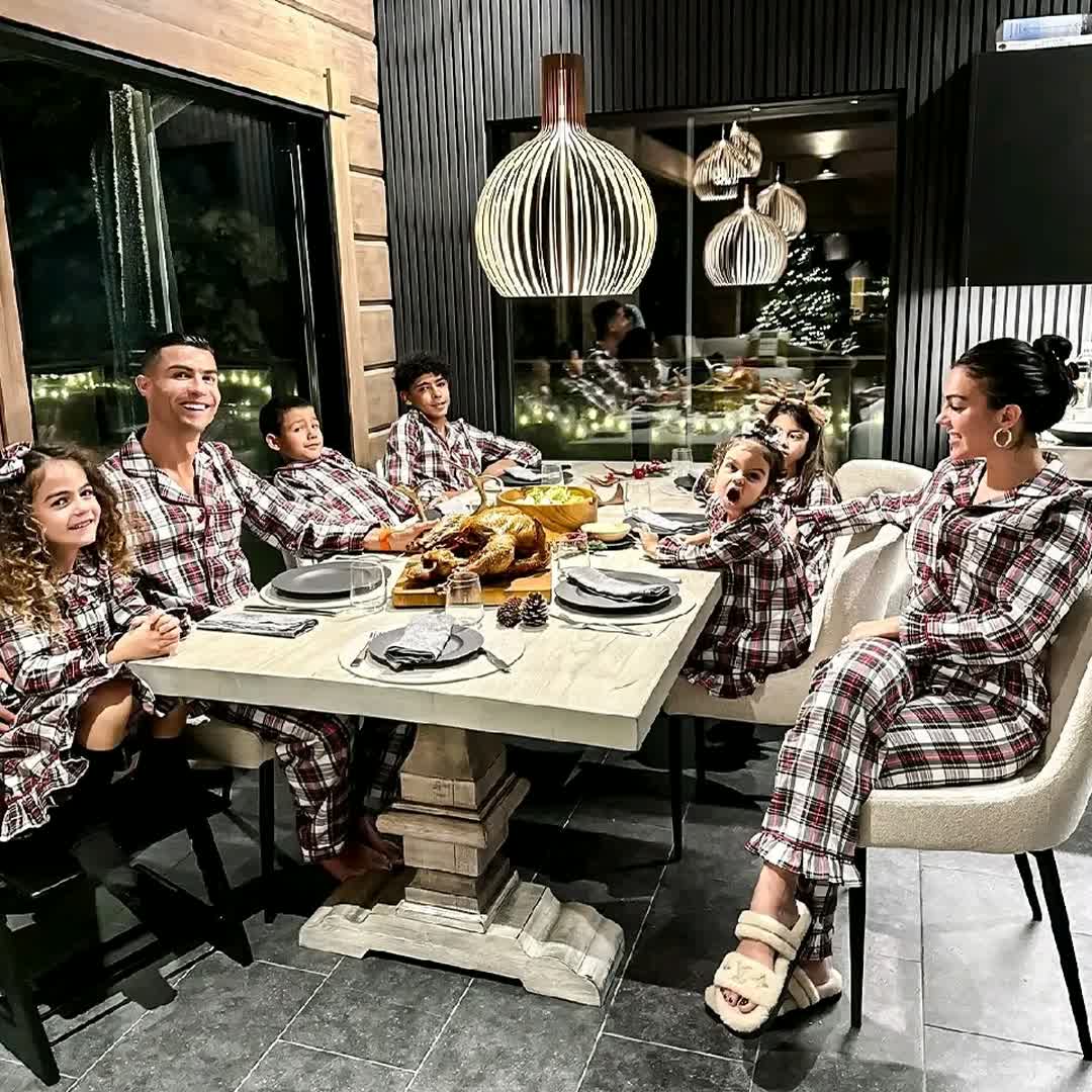 Post by Fabrizio Romano: Cristiano Ronaldo wishes you happy holidays 🎊⛄