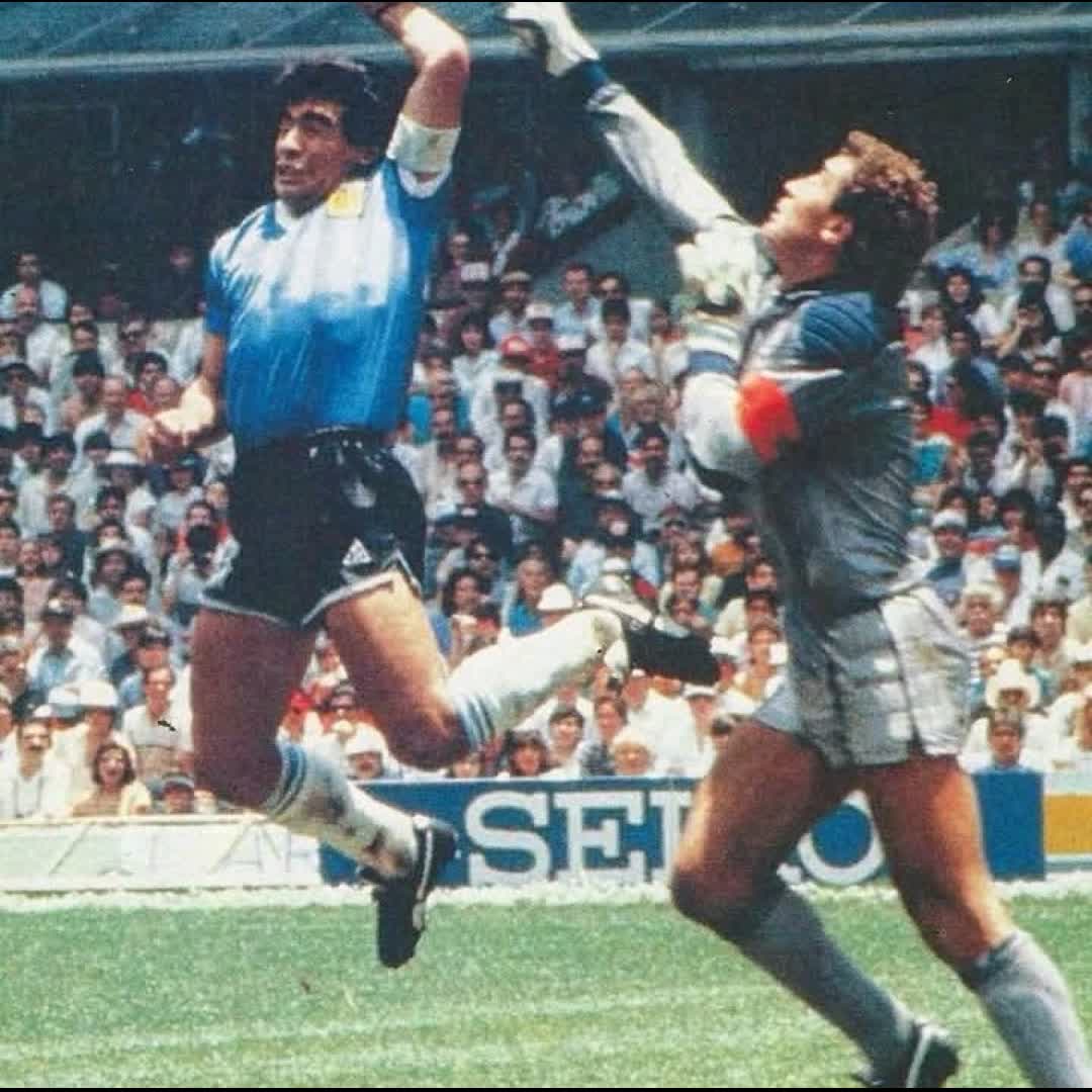 Post by Fabrizio Romano: 𝑳𝒂 𝑴𝒂𝒏𝒐 𝒅𝒆 𝑫𝒊𝒐𝒔 🎞️🇦🇷 Argentina vs England, World Cup Quarter-finals 1986 Diego Armando Maradona...