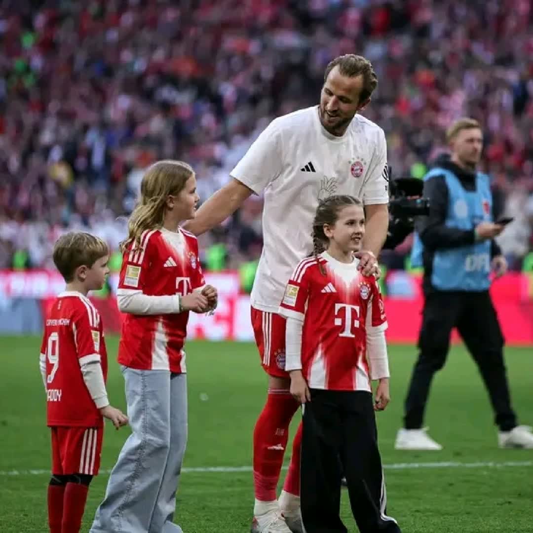 Post by Christian M.: 🚩 𝗛𝗮𝗿𝗿𝘆 𝗞𝗮𝗻𝗲 celebrating winning the Bundesliga with his family; His 3rd career title. WOW!!! 🏆🏆🏆❤️...