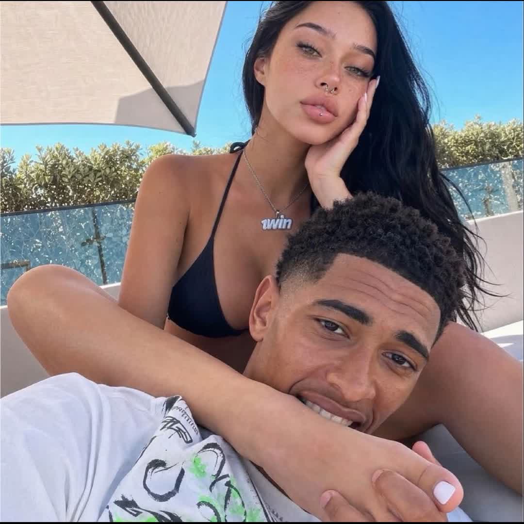 Post by alexander Welde: With his girl friend ...🌝 What is happening here @footballforum10 #buzzer #viral #fyp #buzzer_fan_official...