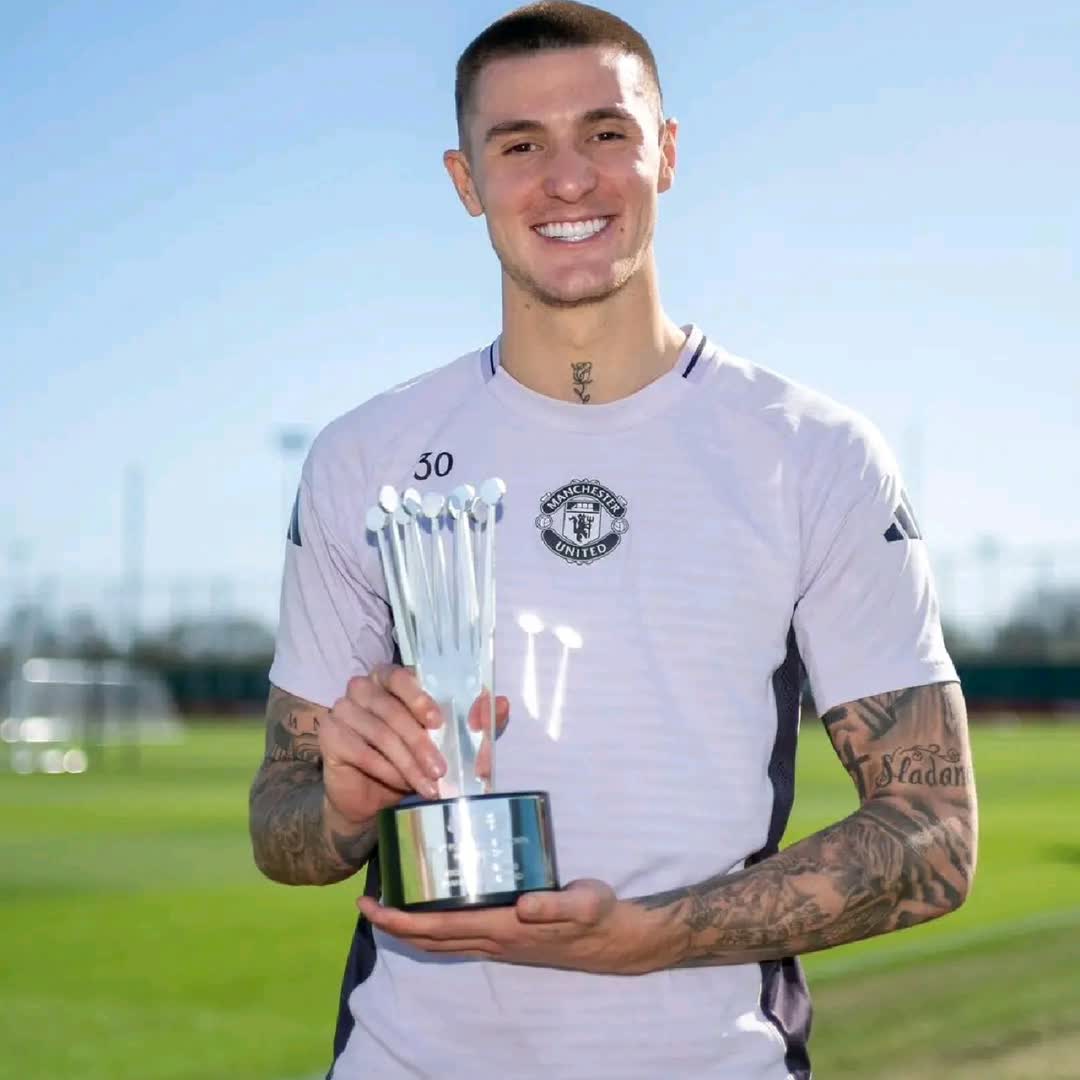 Post by Rok Planinsek: 🇸🇮🏆 Benjamin Sesko pictured with his PFA 𝐏𝐥𝐚𝐲𝐞𝐫 𝐨𝐟 𝐭𝐡𝐞 𝐌𝐨𝐧𝐭𝐡 award for February in the Premier...