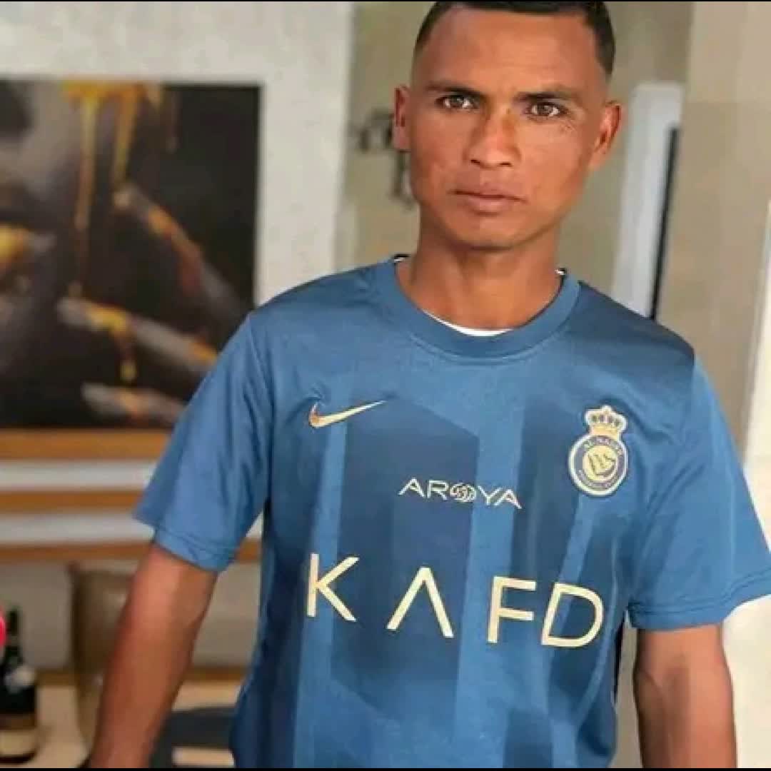 Post by Tojo Rakoto: Real photo, no AI made in mada Sosie de CR7 sssssuuuuu #buzzer #viral #fyp #sports #Daily #football...