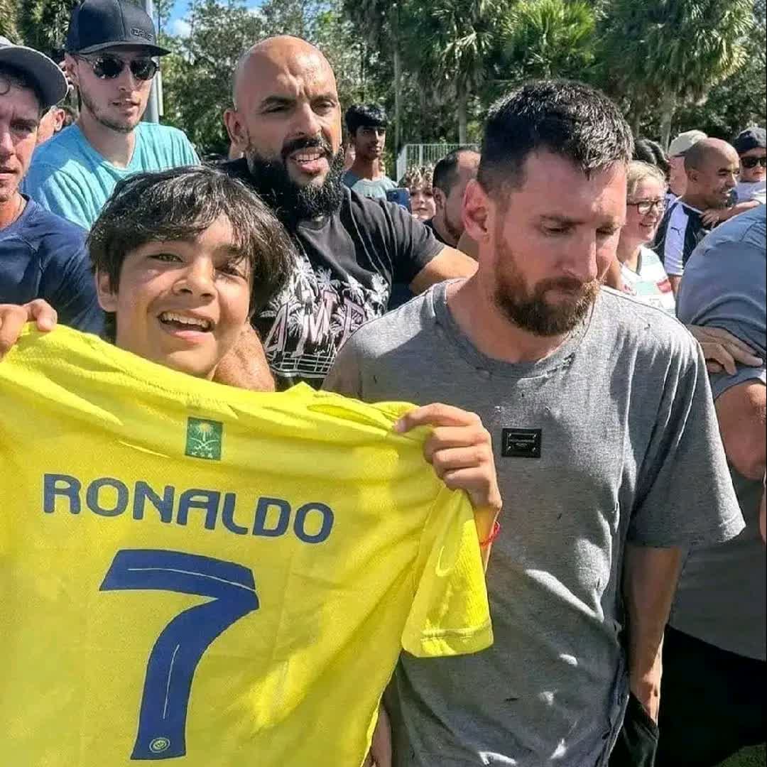 Post by Every Games: A true fan of cr7🐐🐐🐐 #buzzer #fyp #viral #Daily #sports #buzzer_fan_official #trending #Game #soccer #football