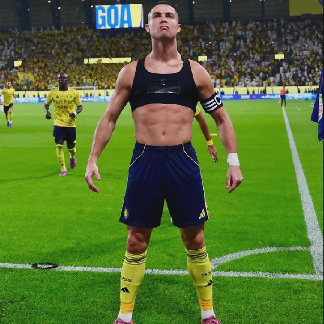 Post by Football Plug: 🚨 𝗕𝗥𝗘𝗔𝗞𝗜𝗡𝗚: Cristiano Ronaldo has requested a meeting with Donald Trump and could meet him at the White...