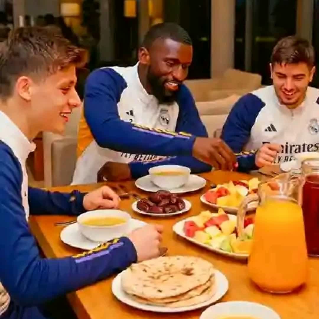 Post by sultan Mohammed: Muslim Football Players In Iftar @abduulhassen @sultannebiketara @rokib.com @egoblaze @foysal23 @sofiandje9...