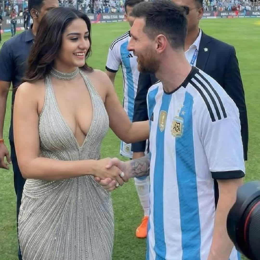 Post by Hayu Mar: Messi ❤️🥅⚽️👍🏻photo with his lover’s #football #soccer #sports #fyp