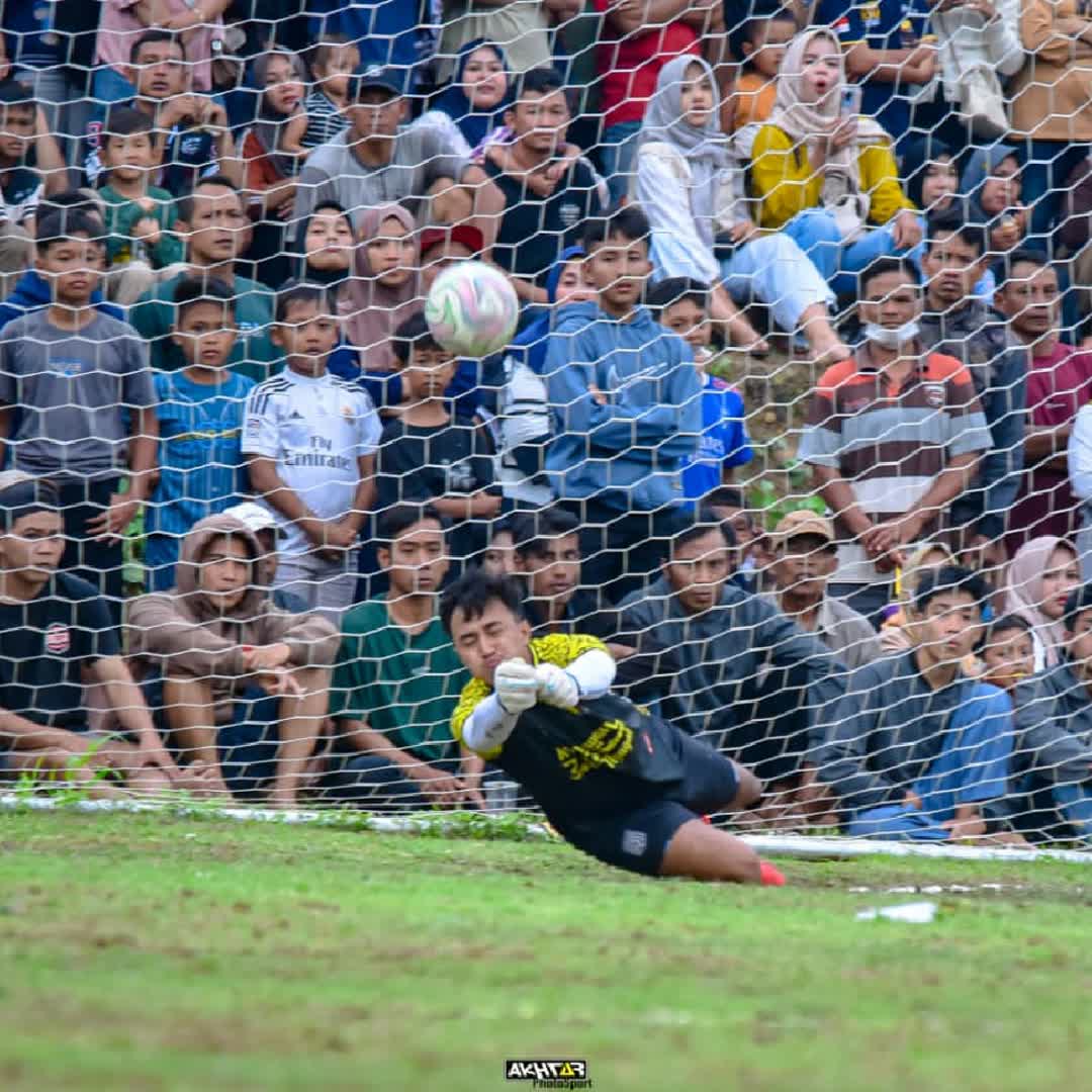 Post by Bagas Family: Save moment goolkeper #buzzer #fyp #viral #Daily #sports #buzzer_fan_official #football #soccer #Game #trending...