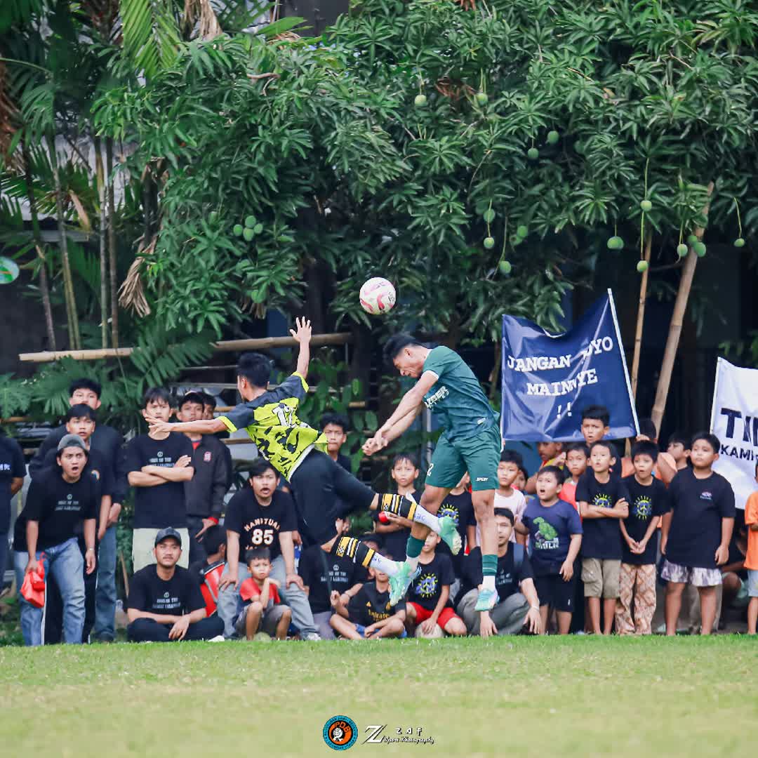 Post by Bagas Family: Coba lihat expresi penonton nya.. #buzzer #fyp #Daily #viral #sports #buzzer_fan_official #football #soccer...
