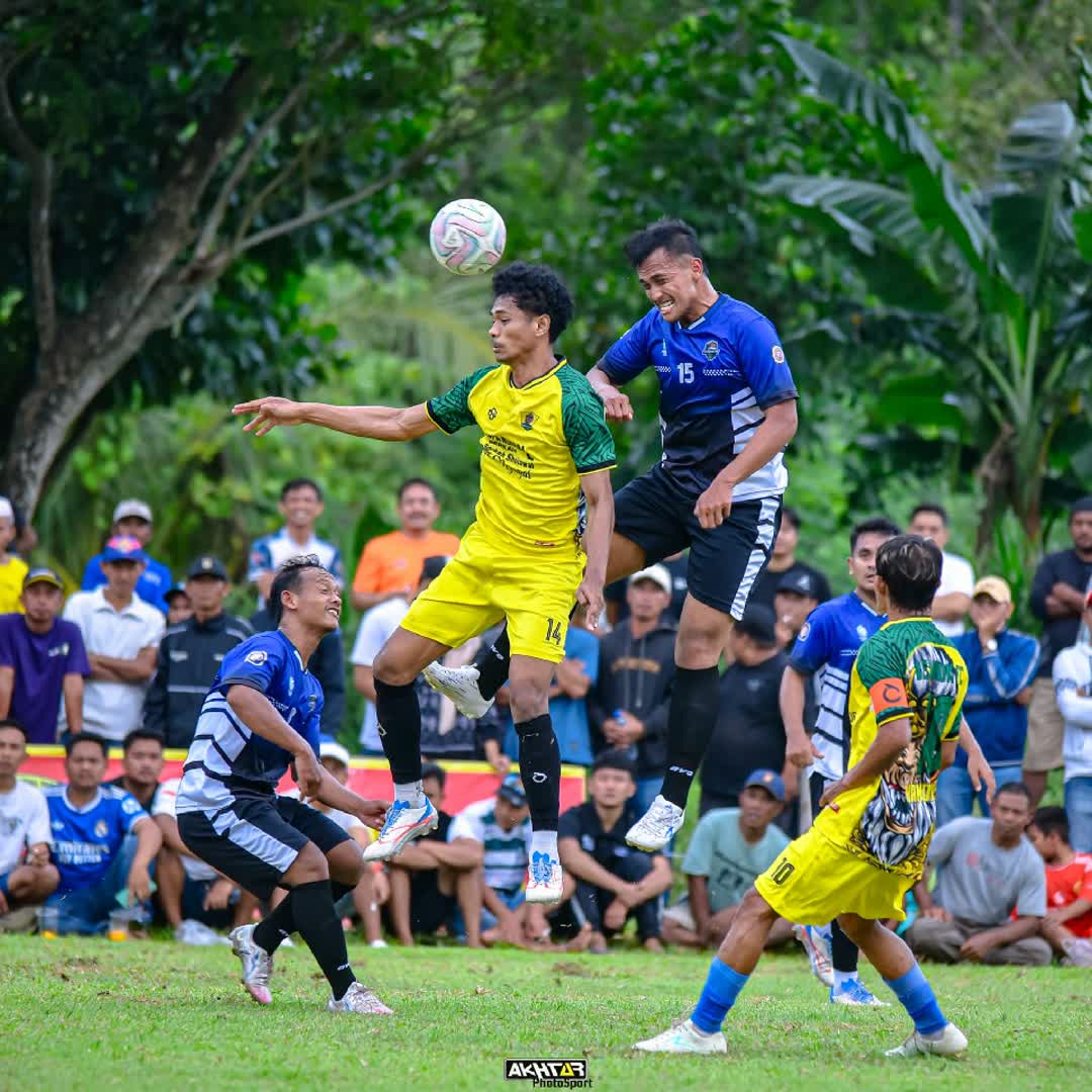 Post by Bagas Family: Football amatir moment #buzzer #fyp #viral #Daily #sports #buzzer_fan_official #football #soccer #trending...