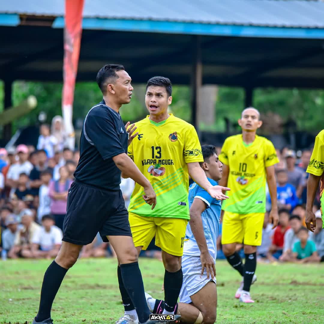 Post by Bagas Family: Sit wasit #buzzer #fyp #viral #Daily #sports #buzzer_fan_official #football #soccer #Game #trending #basketball...