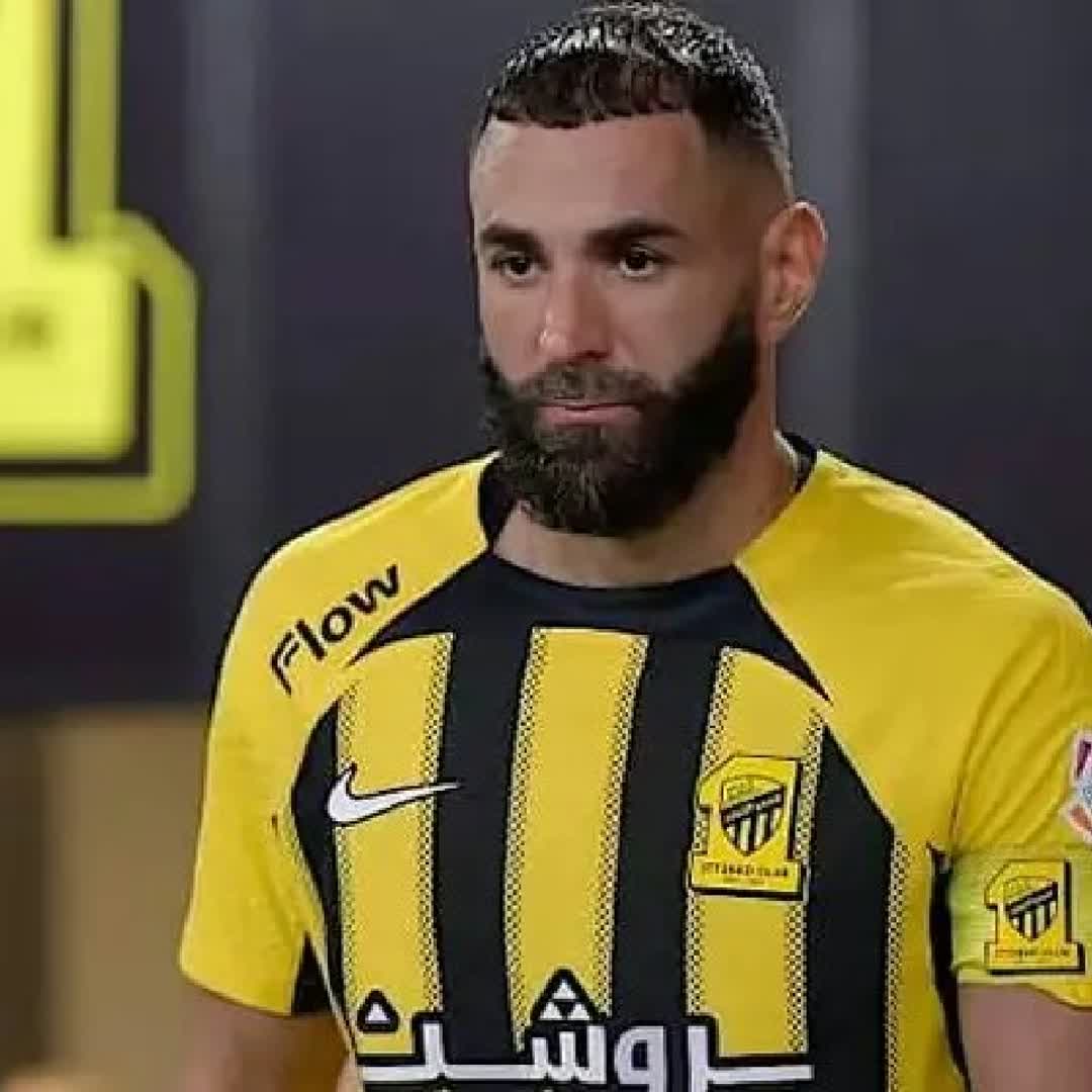Post by Nina.info .sport: Karim Benzema a sèchement recadré ce vendredi au militant d'extrême droite Damien Rieu qui reprochait la présence de...