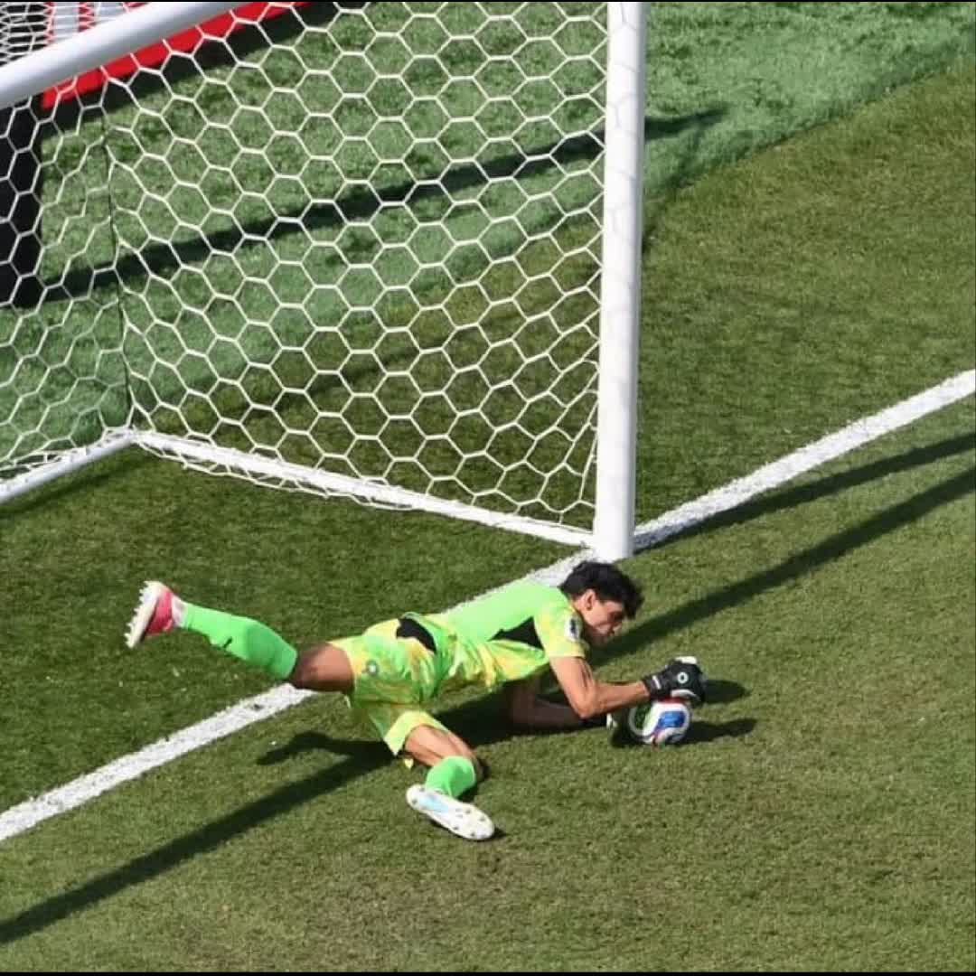 Post by mondaymichael890 Simple Kiss: 𝐑𝐄𝐂𝐎𝐑𝐃: ◾️Yassine Bounou has saved 𝟒 World Cup penalties — the 𝐉𝐎𝐈𝐍𝐓 𝐌𝐎𝐒𝐓 by any goalkeeper since...