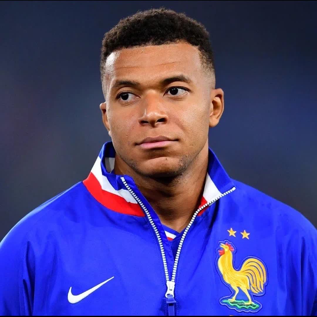 Post by Charles Nwokolo: 🚨 𝗖𝗥𝗔𝗭𝗬 𝗦𝗧𝗔𝗧: Kylian Mbappé has score more goals (56) for the National Team than the other 25 players...