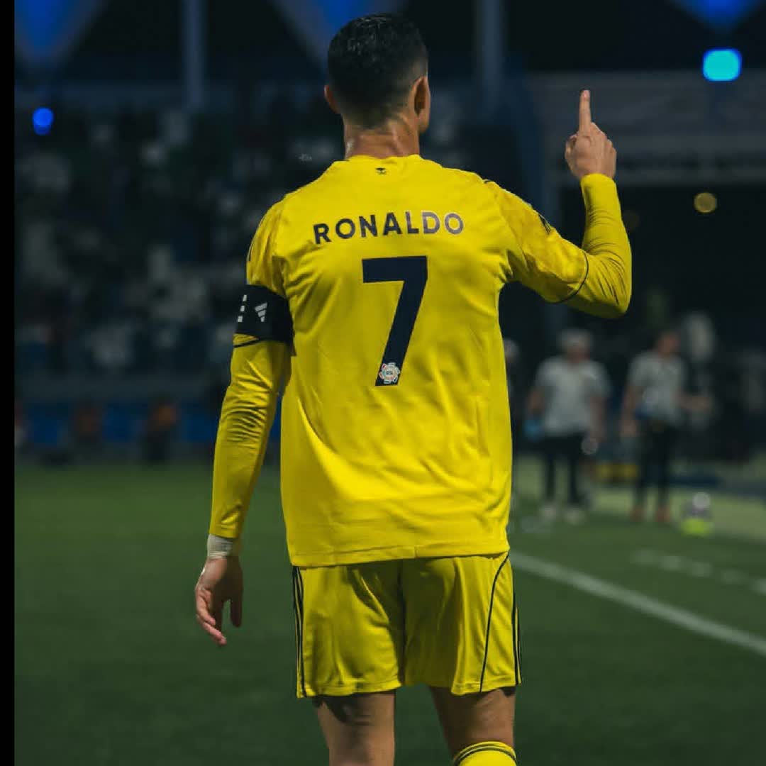 Post by Cristiano Ronaldo: 🚨 HALFTIME: Ronaldo is back to playing football after a successful protest and has already put his team in the lead...