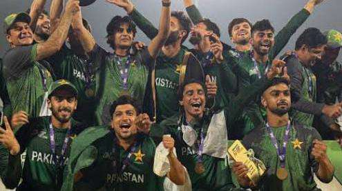 Intro  
Pakistan cricket fans har saal ek hi sawal karte hain: "Is baar cup aa sakta hai?" T20 World Cup 2026 India aur Sri Lanka mein ho raha hai. Conditions Pakistan ko suit karengi. Spin, pace aur pressure handle karne ka experience Pakistan team ke paas hai.   
Aaj hum 3 bari wajahon par baat karenge ke Pakistan is dafa trophy kyun utha sakta hai.  
  
Reason 1: World Class Pace Attack  
Pakistan ke paas hamesha tez bowlers rahe hain. Shaheen Afridi, Naseem Shah, Haris Rauf. Ye trio powerplay aur death overs dono mein match palat sakti hai.   
T20 World Cup mein naye ball aur yorkers sabse zyada farq banate hain. 2022 mein bhi Pakistan final tak isi bowling ki wajah se gaya tha.   
India aur Sri Lanka ki pitches pe shuru mein swing aur baad mein reverse milta hai. Hamare bowlers isko best use kar sakte hain. Agar ye 3 fit rahe to koi bhi batting line tod sakte hain.  
  
Reason 2: Experience of Big Matches  
Pakistan team ne pichle 4 saal mein 2 Asia Cup final aur 1 T20 World Cup final khela hai. Babar Azam, Mohammad Rizwan, Shadab Khan. Ye players pressure jhelna seekh chuke hain.  
Trophy jeetne ke liye sirf talent nahi, nerves bhi chahiye. Knockout matches mein Pakistan aksar behtar perform karta hai kyunki team ko "do or die" ki aadat hai.  
Captaincy ka experience bhi kaam aayega. Babar ne PSL aur international dono jagah teams lead ki hain. Is bar squad mein balance bhi zyada hai.  
  
Reason 3: Subcontinent Conditions Suit Pakistan  
2026 ka World Cup India aur Sri Lanka mein hai. Yahan ki pitches slow hoti hain, spin kaam karta hai. Pakistan ke spinners Shadab, Usama Mir, aur Abrar Ahmed yahan dangerous ho sakte hain.  
Hamare batsmen bhi spin ke khilaf behtar khelte hain. Rizwan, Babar, Fakhar spin ko rotate karna jante hain.   
Plus, Pakistan ko Asia ki conditions ka faida hamesha milta hai. Garmi, humidity, aur crowd pressure handle karne ka experience hai.  
  
Conclusion  
Kya Pakistan T20 World Cup 2026 jeet sakta hai? Jawab hai: Haan.   
Agar pace attack click kare, senior players form mein rahe, aur hum spin ko sahi use karein to trophy door nahi.   
Fans ko umeed rakhni chahiye. Cricket mein ek din aur ek over sab badal deta hai. Aur Pakistan ke paas wo X-factor hai.  
Green shirts uthne ke liye tayyar hain. Bas support chahiye.

Extra Analysis: Pakistan Ki Strength  
Pakistan team ka sabse bara plus point ye hai ke hum pressure mein khelna jante hain. Jab bhi team backfoot pe jati hai, wapis comeback karti hai. 2009 ka T20 World Cup aur 2017 ka Champions Trophy iski sabse bari misal hain. Is dafa bhi agar team ko early matches mein mushkil ho to panic karne ki zarurat nahi. Captain aur coach ka role bohot important hoga. Agar Babar aur Rizwan opening mein 40-50 ki partnership de dein to middle order aasani se target chase kar sakta hai.  
  
Fan Support Ka Role  
Cricket Pakistan mein sirf game nahi, jazba hai. 2026 mein India aur Sri Lanka mein bohot saare Pakistani fans stadium mein honge. Unka support team ko extra energy dega. Social media pe bhi #WeHaveWeWill trend karna chahiye. Jab 22 crore log dua karte hain to result apne aap behtar aata hai. Trophy sirf 11 players nahi, puri qaum jeetegi.

![](https://d32kj04sxj85qr.cloudfront.net/public/users/64e824b8-80b1-70f7-8d05-f8c90dd6d028/blogs/06494a45-d0a8-434e-8e18-eb116484ebe4.jpg =495x636)

